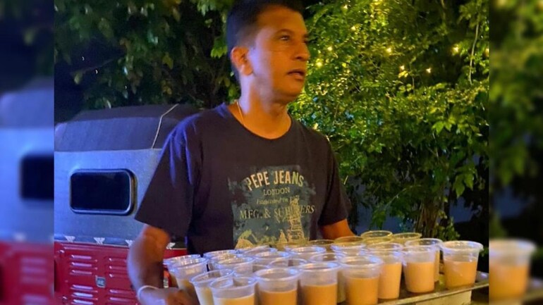 전 Lankan 크리켓 선수 Roshan Mahanama는 콜롬보의 주유소에서 차를 제공합니다.  (이미지: 트위터) 전 Lankan 크리켓 선수 Roshan Mahanama는 콜롬보의 주유소에서 차를 제공합니다.  (이미지: 트위터)