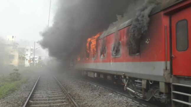 Protesters walk on Agnipath as Centre firefights: 1 killed, trains burnt, stations vandalised | Top Points