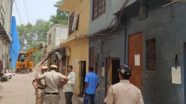 Delhi civic body carries out anti-encroachment drive near ITO graveyard - Vimarsana News