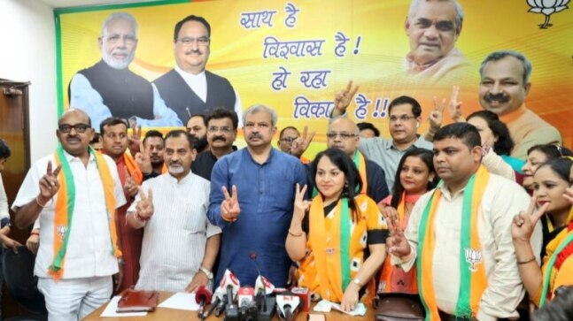 8 AAP leaders join BJP ahead of Delhi's Rajinder Nagar bypolls - Vimarsana News