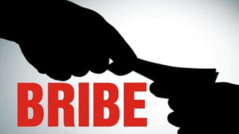 Lucknow: Sub-Inspector arrested for accepting bribe Lucknow: Sub-Inspector arrested for accepting bribe