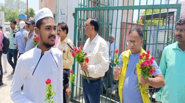 Lucknow Police offers red roses to all namazis at Teele Wali Masjid - Vimarsana News