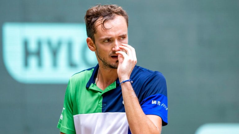 WATCH: Daniil Medvedev's coach leaves the court mid-match after the Russian's horrible behaviour 1 Daniil Medvedev