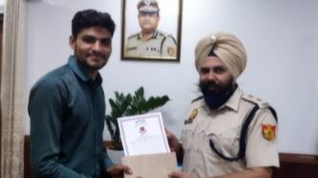 Delhi Police felicitates 2 men for foiling robbery - Vimarsana News