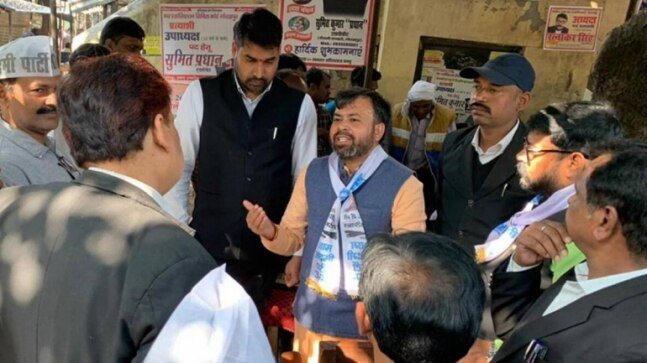 AAP MLA Akhilesh Tripathi booked for allegedly assaulting two men over sewage complaint - Vimarsana News