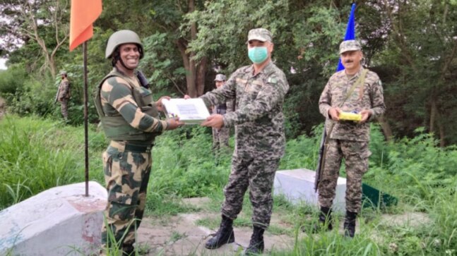 BSF, Pakistan Rangers exchange sweets at Jammu border on Eid - Vimarsana News