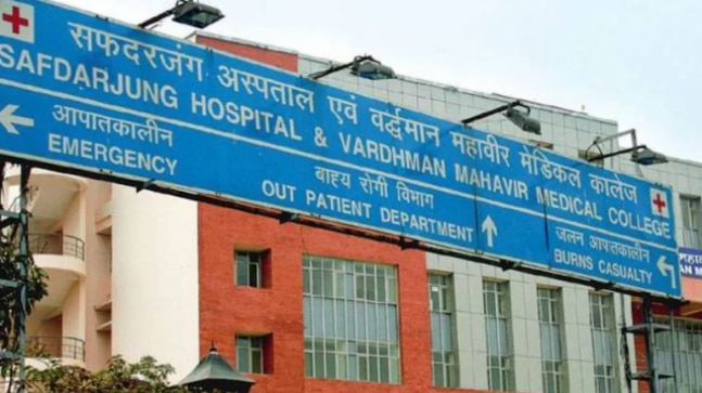 Women's panel notice to Delhi’s Safdarjung hospital after woman delivers baby outside its building