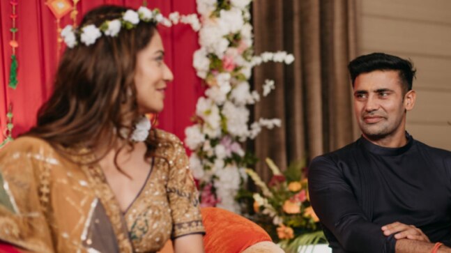 Payal Rohatgi, Sangram Singh can't stop looking at each other during mehendi ceremony. See pics - Vimarsana News
