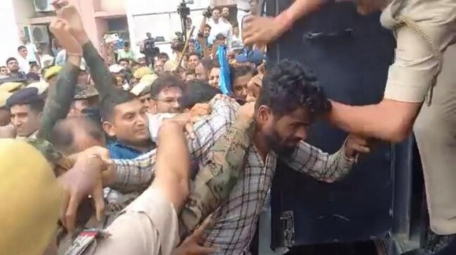 Udaipur murder accused attacked by mob outside court | WATCH - Vimarsana News