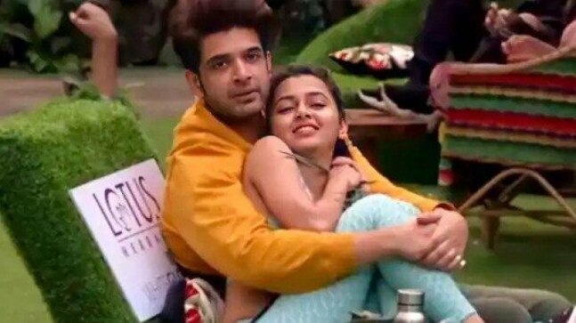 Karan Kundrra's Bigg Boss 14 trophy is girlfriend Tejasswi Prakash! Watch adorable video