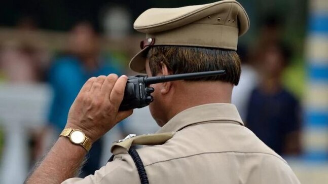 Gangster escapes from police custody after four aides attack cop with brick in Agra court - Vimarsana News