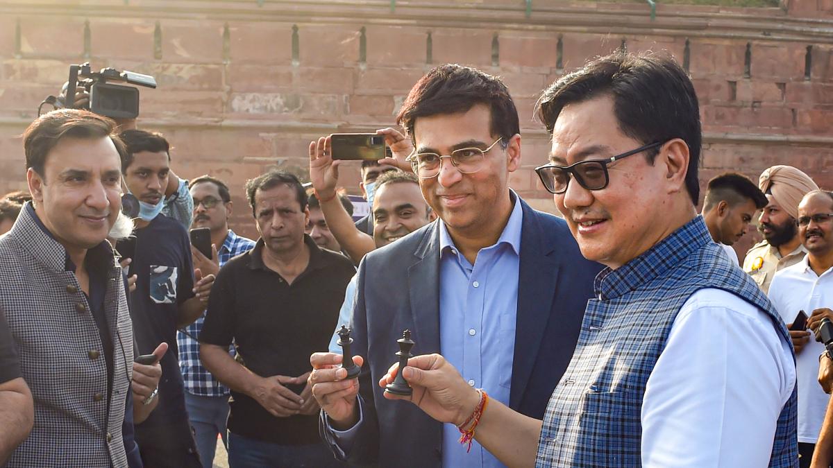 Yogi hands over Chess Olympiad torch to Viswanathan Anand