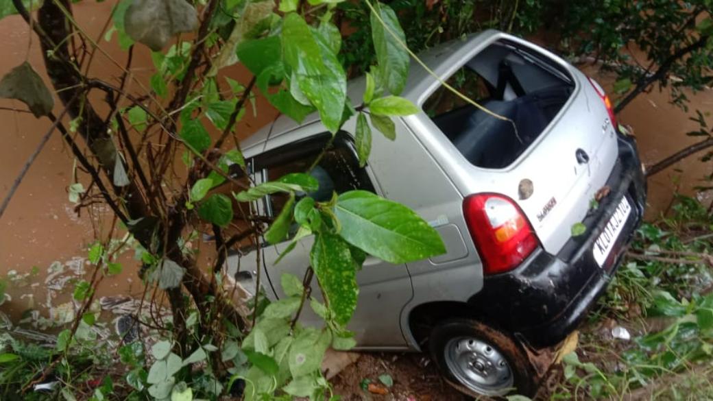 A car fell into an overflowing canal in Kerala's Pathanamthitta, resulting in the death of three passengers. 