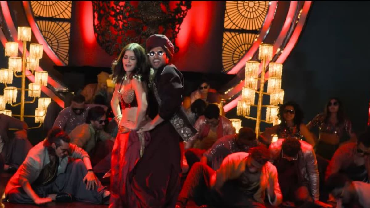 Vijay Deverakonda, Ananya Panday make a sizzling pair in new Liger song. Coka 2.0 - Movies News