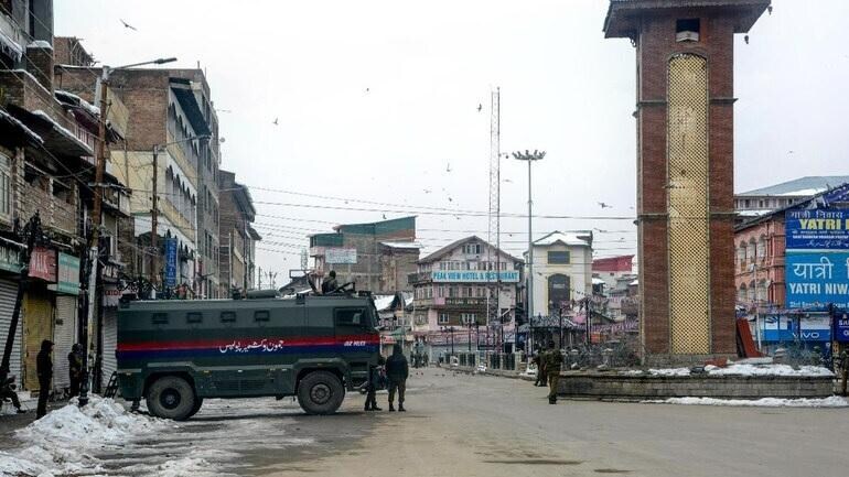 Terrorists hurl grenade at Police Control Room in Srinagar Terrorists hurl grenade at Police Control Room in Srinagar