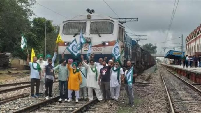 kisan railway track jam