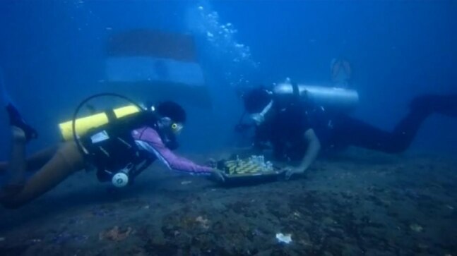 Divers play chess with mascot ‘Thambi’ underwater to promote Chess Olympiad in Chennai
