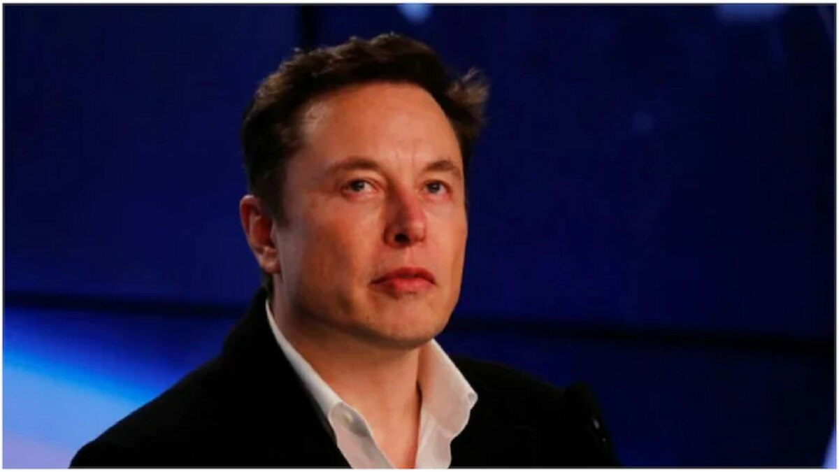 Elon Musk’s ex-girlfriend puts up unseen pics of Tesla boss for auction.