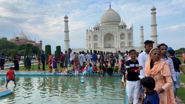 Police resort to baton charge as tourists make beeline infront of Taj Mahal - Vimarsana News