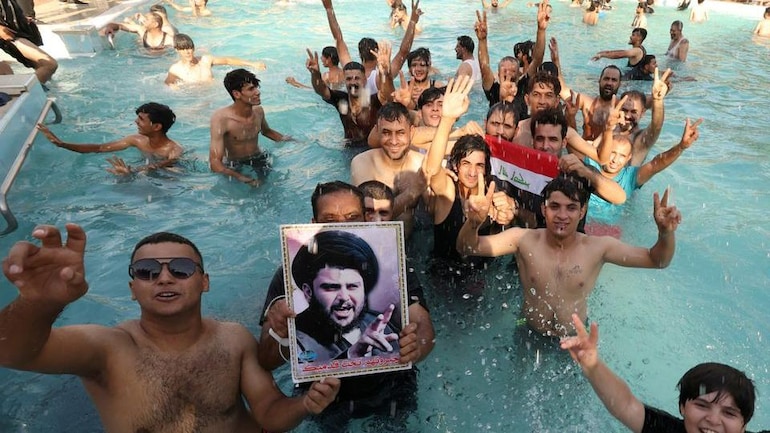 En Sri Lanka, manifestantes en Irak irrumpieron en el palacio presidencial y se bañaron en la piscina.