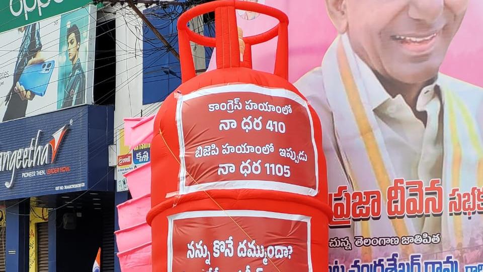 Telangana: Congress protests against inflation ahead of Amit Shah's visit to Munugode