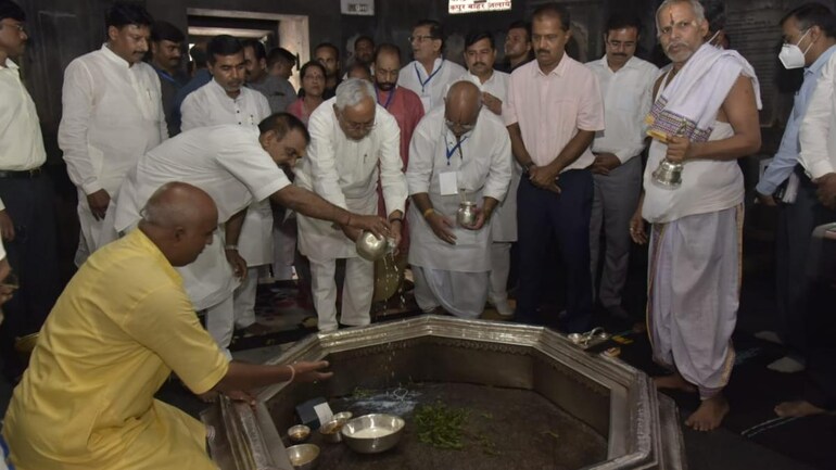 Bihar IT minister refused to accept prasad and offer prayers during his visit to Vishnupad temple in Gaya Bihar IT minister refused to accept prasad and offer prayers during his visit to Vishnupad temple in Gaya