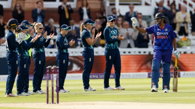 Watch: Jhulan Goswami gets guard of honour from England team as she walks out to bat in final match