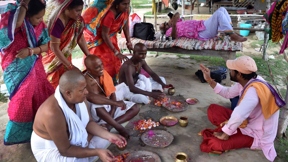 One year after a death a hindu priest conducts the shraddha rites