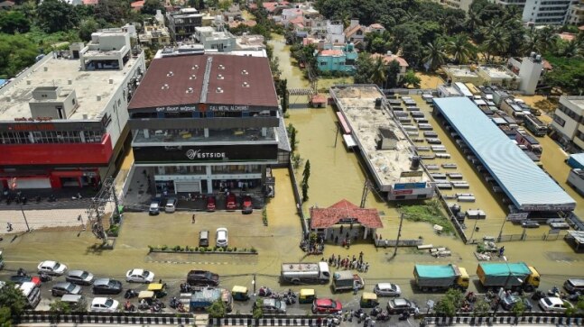 Schools shut, streets flooded as heavy rain halts life in Bengaluru | Top points - Vimarsana News