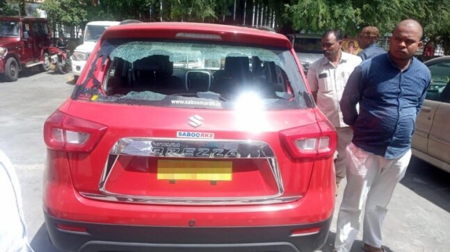 TRS leader parks car infront of Amit Shah's convoy in Hyderabad, CRFP breaks vehicle's glass