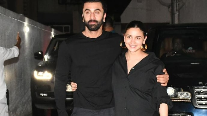 Parents-to-be Alia Bhatt and Ranbir Kapoor step out in black outfits in  Mumbai. Pics - India Today