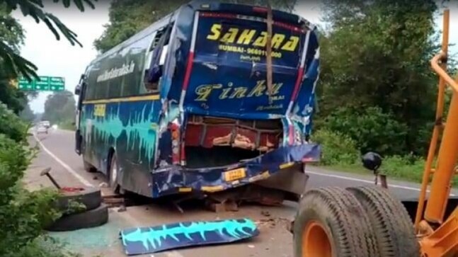 4 dead, over dozen injured after truck hits bus in UP's Barabanki
