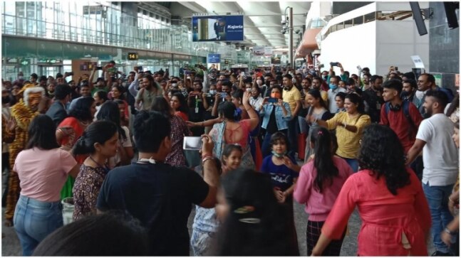 Passengers at Bengaluru airport join in impromptu Garba performance. Watch video - Vimarsana News