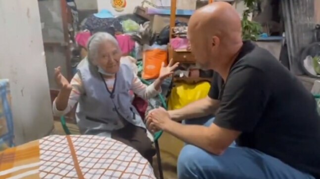 Man travels all the way to Bolivia to meet his nanny after 45 years. Viral video will make you emotional