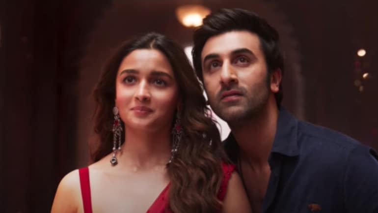 Alia-Ranbeer: আলিয়ার সঙ্গে রাতে এক বিছানায় শুতে পারেন না রণবীর, নিজের মুখে করলেন স্বীকার!'তোমার তো বিছানা পাল্টানোই স্বভাব', রণবীরকে কটাক্ষ নেটিজেনদের 2 Brahmastra new song Rasiya out. Ranbir Kapoor, Alia Bhatt's love story will  tug at your heartstrings - Movies News