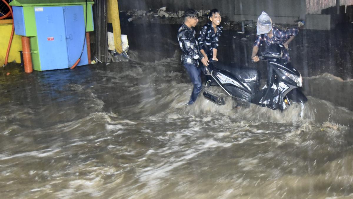 Schools shut, lakhs affected in UP as unrelenting rain wreaks havoc; yellow alert for Telangana | Top points