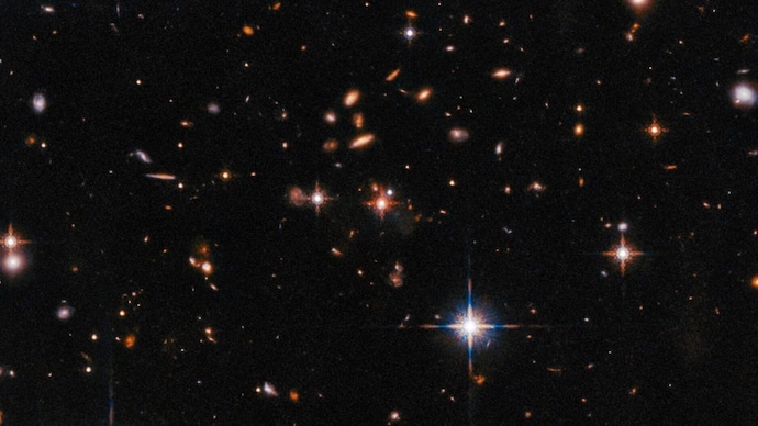 극도로 붉은 퀘이사 SDSS J165202.64 + 172852.3에 대한 허블의 광시야 사진. (사진설명: 유럽우주국) 제임스 웹 퀘이사 망원경