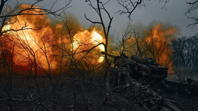 Ukrainian soldiers fire an artillery at Russian positions near Bakhmut, Donetsk region (AP photo)