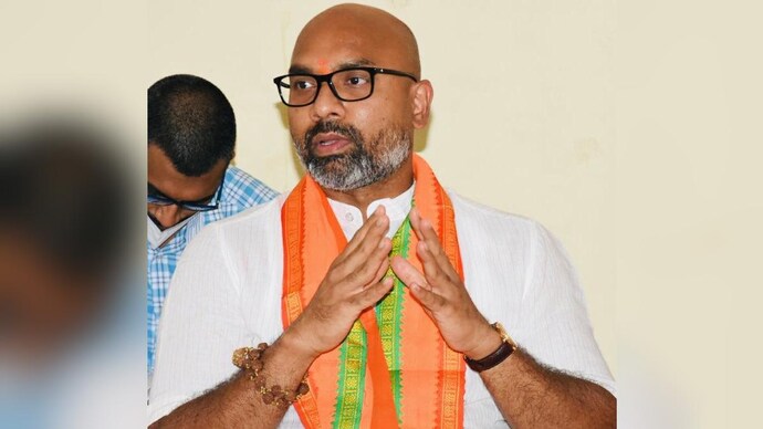 BJP MP Arvind slams MLC Kavitha after TRS cadres vandalise his home in Hyderabad - India Today
