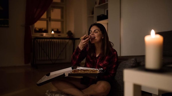 Snacking late at night puts you at risk of piling on extra kilos, aside from acidity, high blood sugar and insomnia; (Photo: Martin Novak)