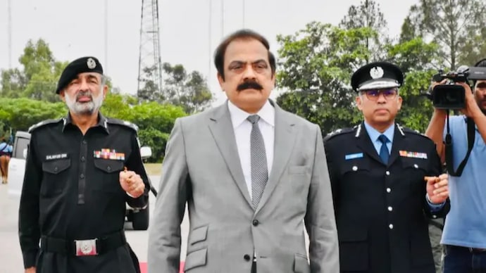 Pakistan's Interior Minister Rana Sanaullah (centre). (Photo: Twitter)