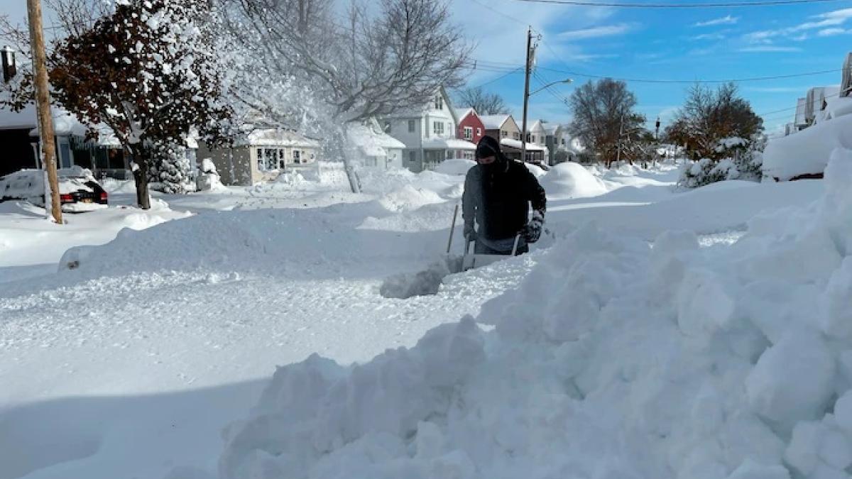 Historic Snowstorm Buries Western New York Under 6 Feet Of Snow Shuts Historic Snowstorm Buries Western New York Under 6 Feet Of Snow Shuts