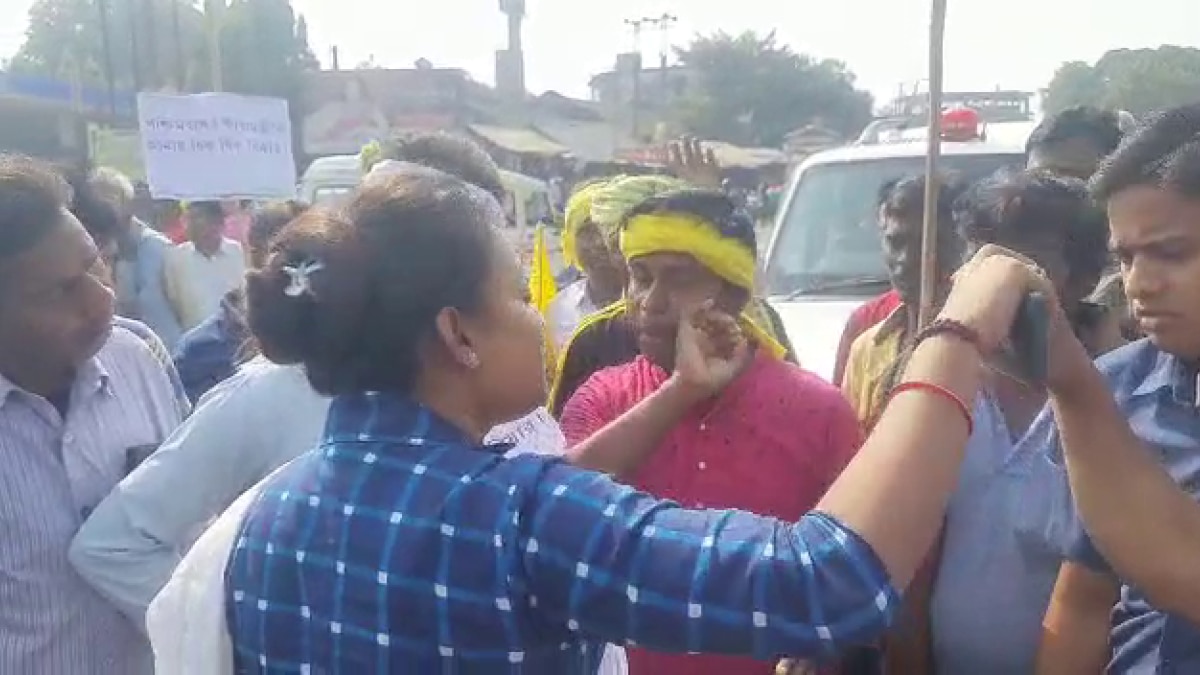 tmc-mla-loses-cool-misbehaves-with-journo-after-convoy-stopped-in