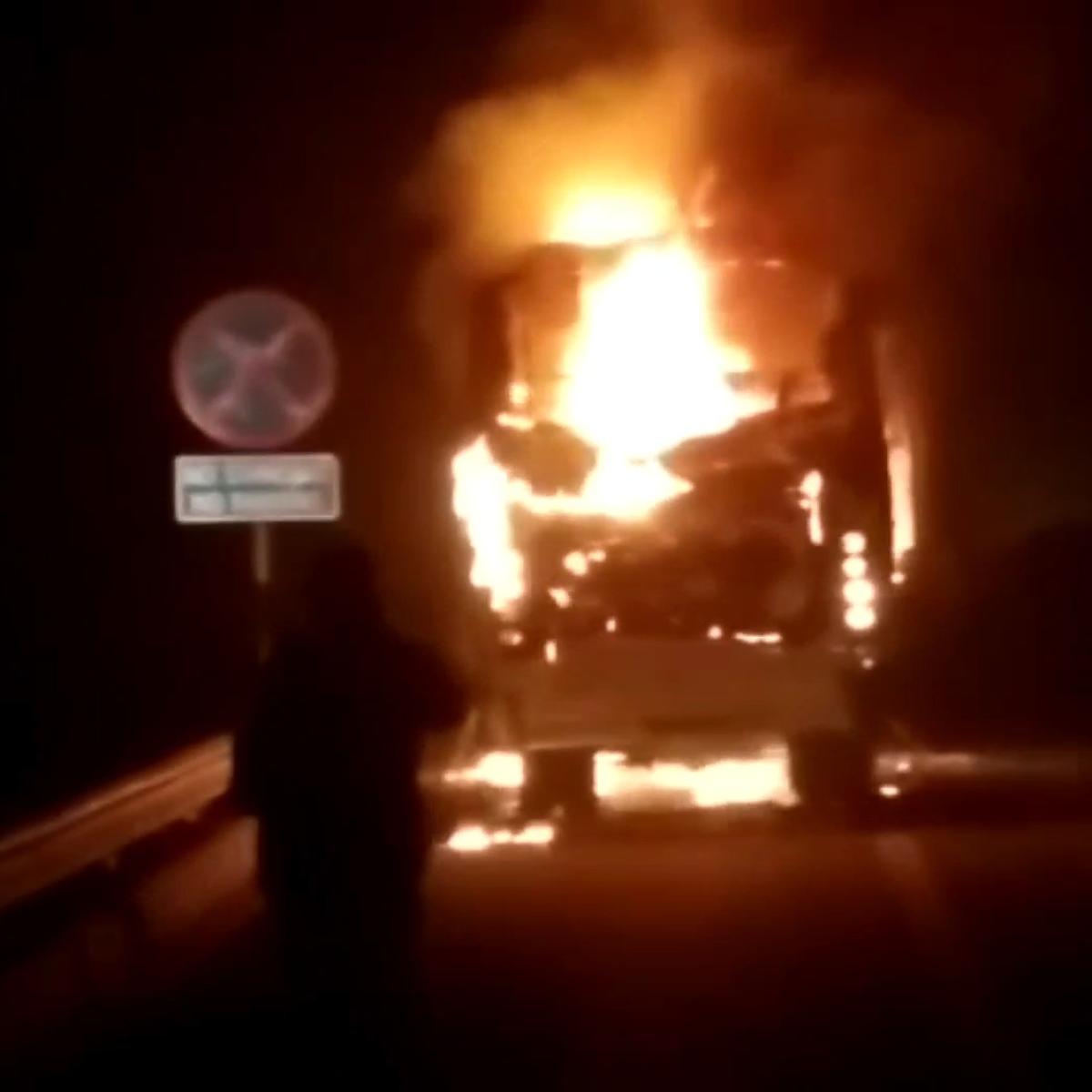 Bus catches fire_14112022