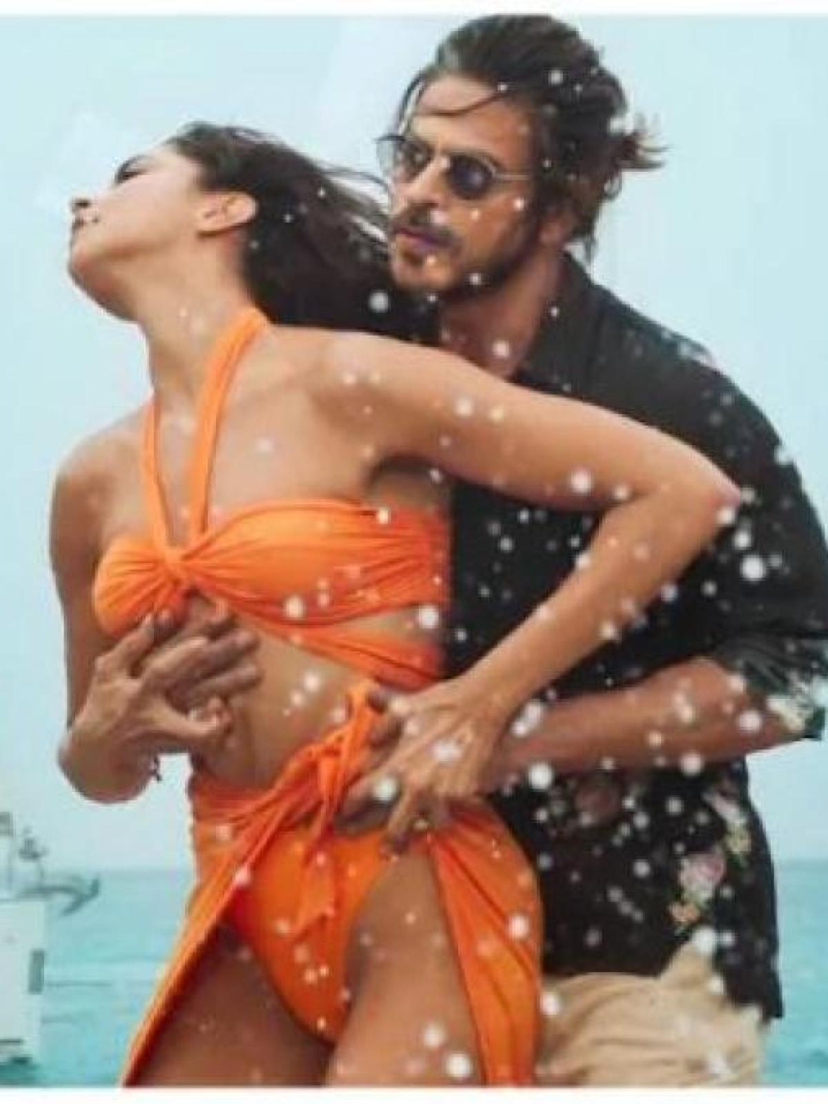 deepika padukone orange dress pathan Hindu outfits burn effigies of SRK, Deepika Padukone in protest against  'Pathaan' in Agra