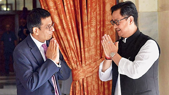 Union Law Minister Kiren Rijiju (right) congratulating the new CJI DY Chandrachud after he was sworn in Jan 9, 2022;  (Photo: Twitter/KirenRijiju)