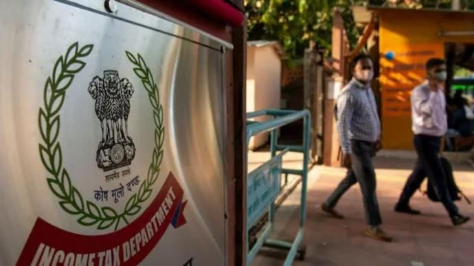 raids-of-it-officers-in-hyderabad-simultaneously-raids-on-houses-of-political-leaders