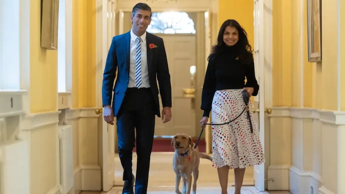 Rishi Sunak and Akshata Murty with their pet dog Nova in No 10 (Photo: Simon Walker/No 10 Downing Street)