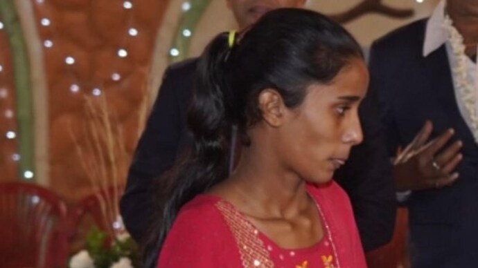 The Ranchi police have launched a hunt for a woman (in picture) who was seen walking out of a wedding ceremony by hiding jewellery worth Rs 20 lakh in her dupatta.