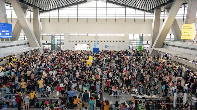 Thousands stranded at Philippines int'l airport after power outage Thousands stranded at Philippines int'l airport after power outage